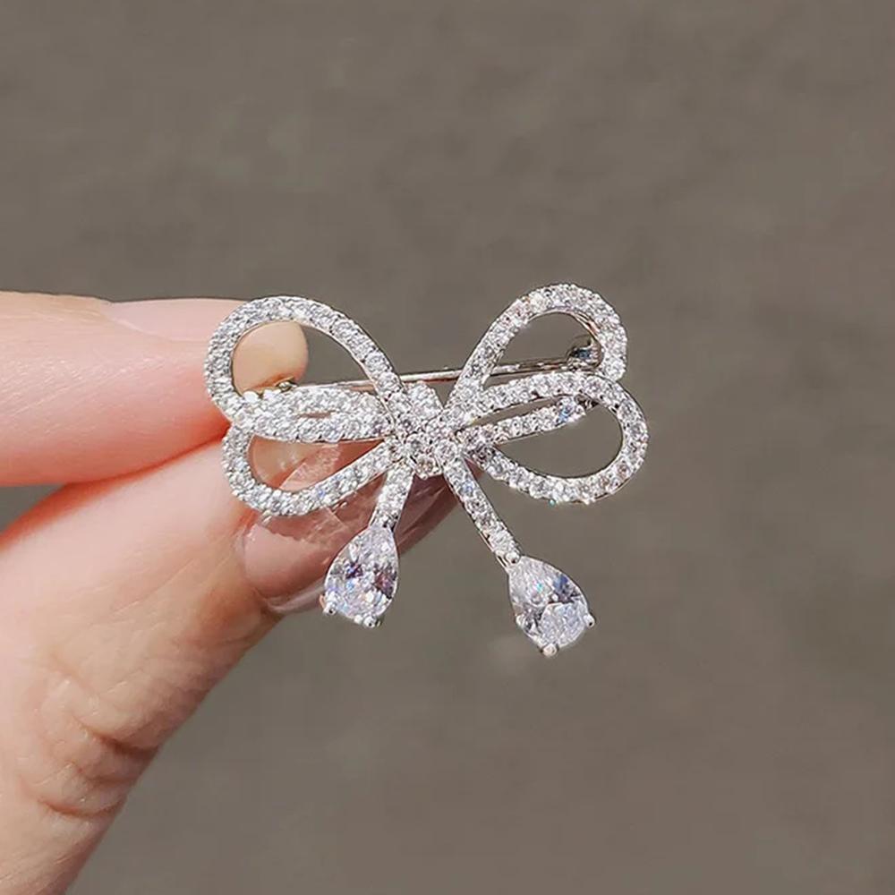 Elegant Bowknot Water Drop Brooches Buckle Pin for Girl Bridal Shiny CZ Crystal Bow Knot Ribbon Jewelry for Wedding Party срібний
Elegant Bowknot Water Drop Brooches Buckle Pin for Girl Bridal Shiny CZ Crystal Bow Knot Ribbon Jewelry for Wedding Party срібний
