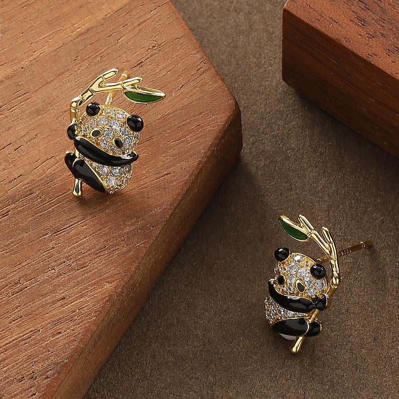 Real gold Korean version fashionable and exquisite, full of diamonds, zircon dripping oil, panda bamboo stud earrings, simple and versatile earrings. золотой
Real gold Korean version fashionable and exquisite, full of diamonds, zircon dripping oil, panda bamboo stud earrings, simple and versatile earrings. золотой