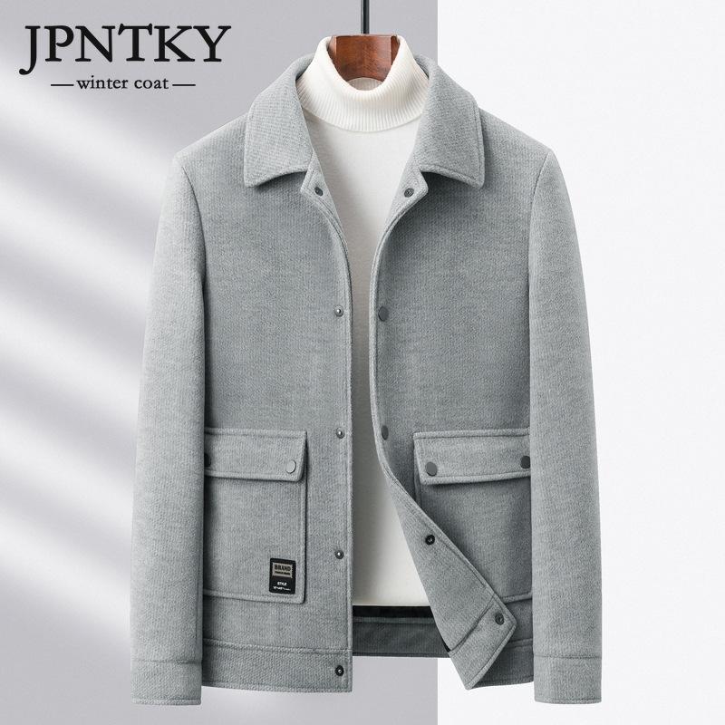 JPNTKY осенне-зимняя новая шерстяная куртка мужская пальто молодежное деловое повседневное толстое короткое пальто с лацканами мужское теплое
JPNTKY осенне-зимняя новая шерстяная куртка мужская пальто молодежное деловое повседневное толстое короткое пальто с лацканами мужское теплое