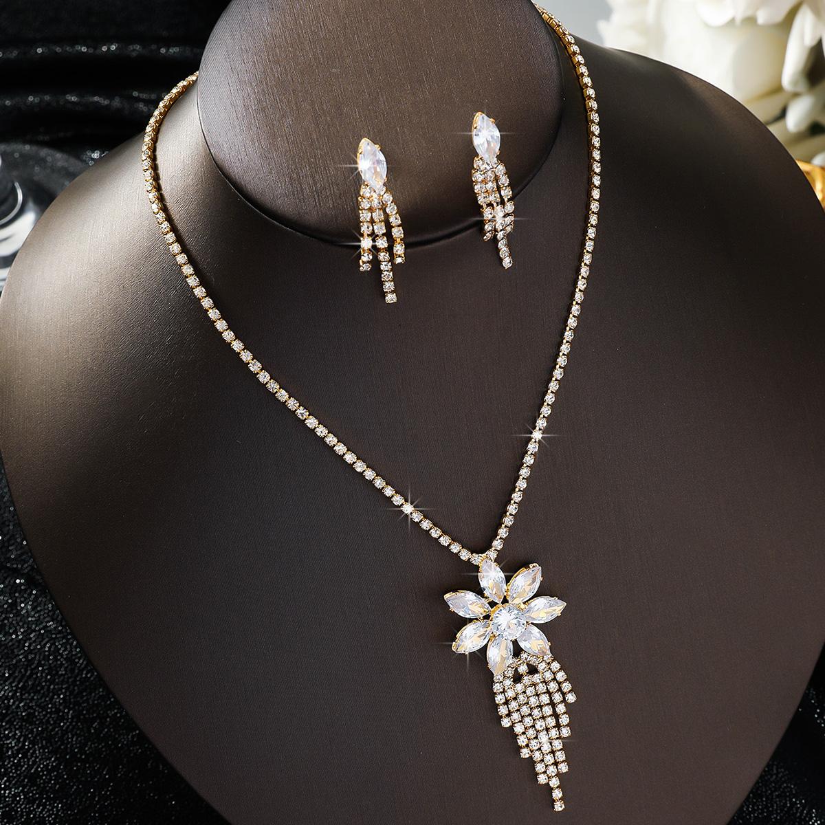 3PC Women s Fashion Water Zircon Claw Chain Flower Necklace Earring Set, Suitable for Wedding, Party, Festival Gifts
3PC Women s Fashion Water Zircon Claw Chain Flower Necklace Earring Set, Suitable for Wedding, Party, Festival Gifts