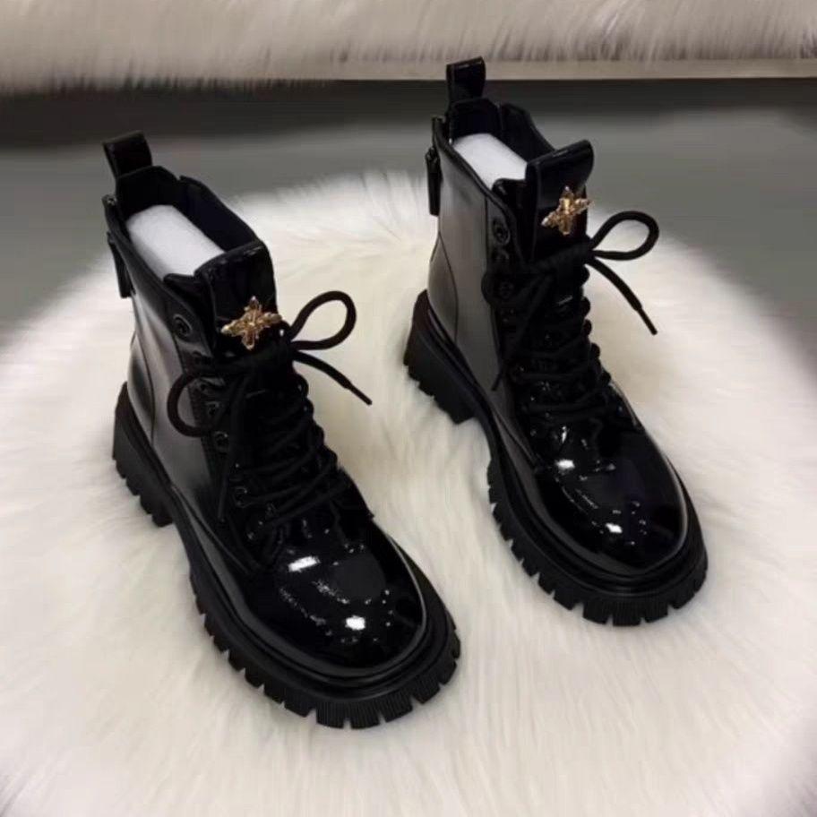 Женские ботинки Мартин из натуральной мягкой кожи, на толстой подошве, осень/зима 2025, универсальные ботильоны из лакированной кожи в британском стиле. Size 36
Женские ботинки Мартин из натуральной мягкой кожи, на толстой подошве, осень/зима 2025, универсальные ботильоны из лакированной кожи в британском стиле. Size 36