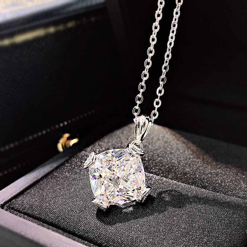 Luo Xi Temple Jewelry White Gold Princess Cut Ice Flower 11mm High Carbon Diamond Pendant Necklace - 11 Carats 925 Silver белый
Luo Xi Temple Jewelry White Gold Princess Cut Ice Flower 11mm High Carbon Diamond Pendant Necklace - 11 Carats 925 Silver белый