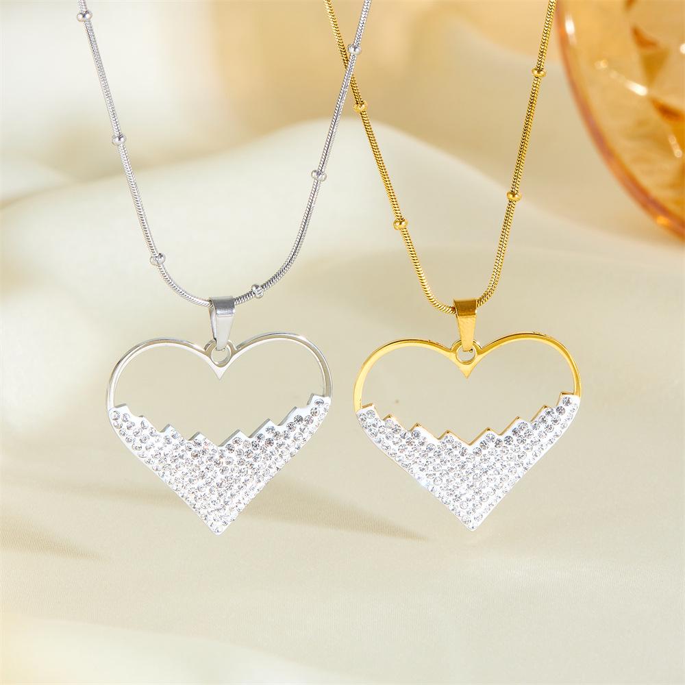 Elegant European-American Heart Necklace: Diamond Inlaid, Hollow Design, Titanium Steel, Versatile Luxury 18K
Elegant European-American Heart Necklace: Diamond Inlaid, Hollow Design, Titanium Steel, Versatile Luxury 18K