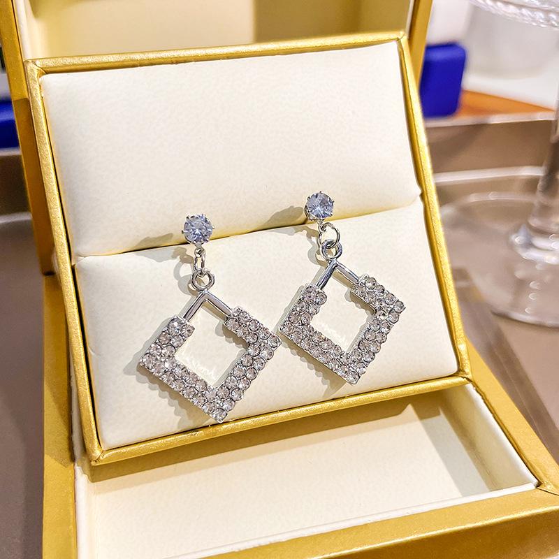 Korean Trendy Micro-Paved Diamond Stud Earrings, Sparkly Hollow Square & Circle Design with Silver Needle
Korean Trendy Micro-Paved Diamond Stud Earrings, Sparkly Hollow Square & Circle Design with Silver Needle