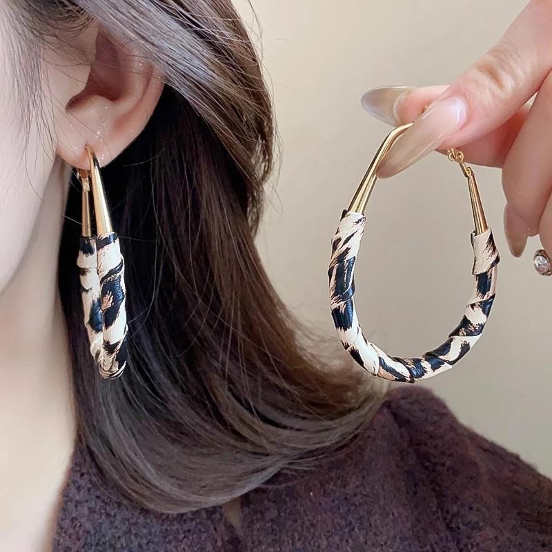European and American retro leopard print leather earrings femininity advanced sense exaggerated personality earrings autumn and winter versatile
European and American retro leopard print leather earrings femininity advanced sense exaggerated personality earrings autumn and winter versatile