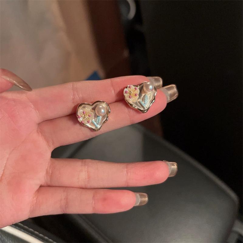 Love-themed Oil Painting Flowers Pearl Earrings for Women, Small-scale, Retro, High-end, Sophisticated Design, Exquisite Ear Ornaments.
Love-themed Oil Painting Flowers Pearl Earrings for Women, Small-scale, Retro, High-end, Sophisticated Design, Exquisite Ear Ornaments.