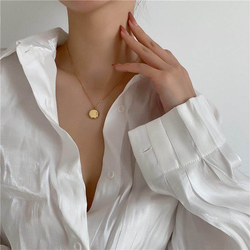 18K Gold-Plated Octagonal Honeycomb Necklace in Titanium Steel
18K Gold-Plated Octagonal Honeycomb Necklace in Titanium Steel