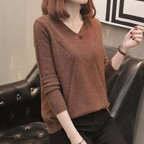 Spring and Autumn v-neck long-sleeved knitted sweater women s fashion temperament elegant niche split design thin pullover sweater Average size 56-141 кавовий
Spring and Autumn v-neck long-sleeved knitted sweater women s fashion temperament elegant niche split design thin pullover sweater Average size 56-141 кавовий