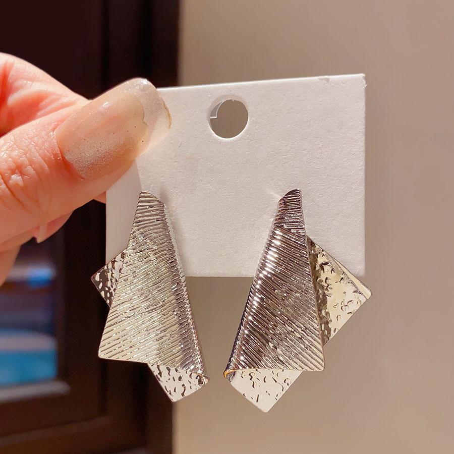 Silver needle folds irregular exaggerated stud earrings cross-border simple temperament earrings high-end sense unique design earrings
Silver needle folds irregular exaggerated stud earrings cross-border simple temperament earrings high-end sense unique design earrings