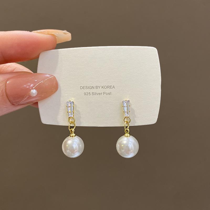 Korean version silver needle pearl pendant earrings women s light luxury niche design sense zircon stud earrings Hong Kong style temperament earrings
Korean version silver needle pearl pendant earrings women s light luxury niche design sense zircon stud earrings Hong Kong style temperament earrings