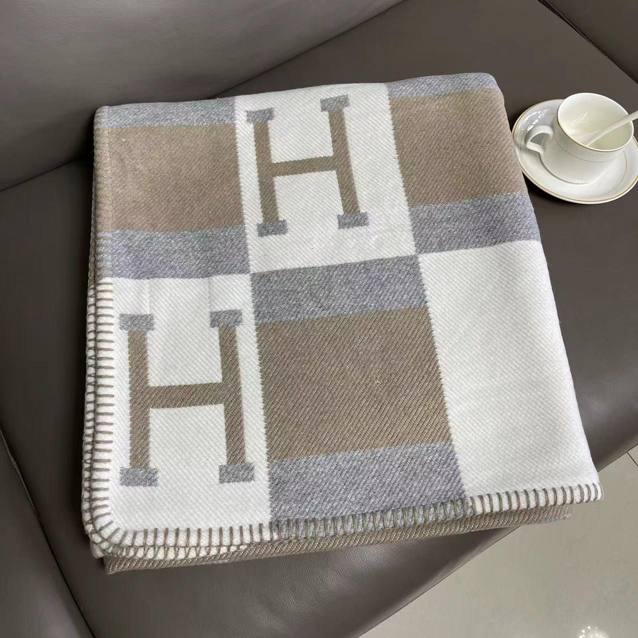 Двухцветное утолщенное трикотажное фланелевое одеяло для дивана с кондиционером 130x170 cm
Двухцветное утолщенное трикотажное фланелевое одеяло для дивана с кондиционером 130x170 cm