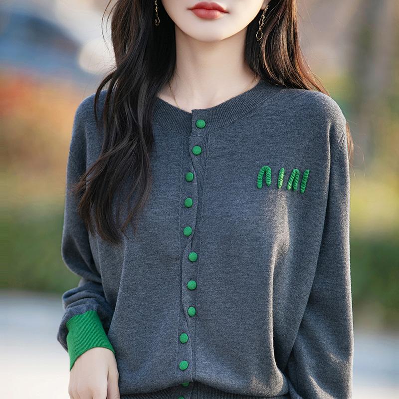 Женский легкий кардиган из 50% шерсти и 50% шелка Mulberry — универсальный трикотаж на все 4 сезона для комфорта и стиля в любое время года M темно-зеленого
Женский легкий кардиган из 50% шерсти и 50% шелка Mulberry — универсальный трикотаж на все 4 сезона для комфорта и стиля в любое время года M темно-зеленого