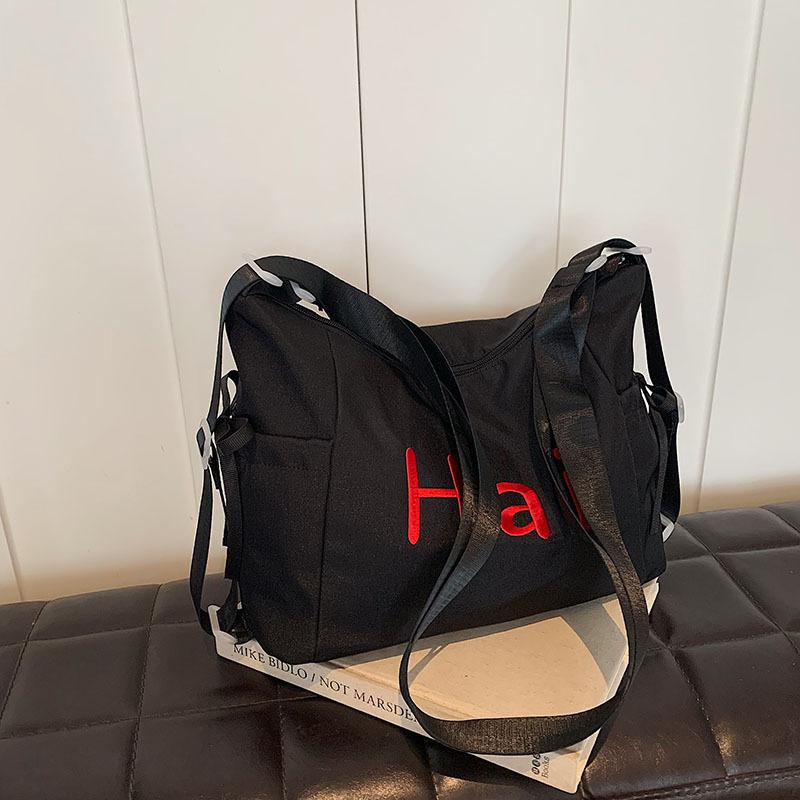 Простая и модная сумка-тоут в новом летнем стиле Простая и модная сумка большой вместимости для поездок на работу Простая повседневная сумка через плечо
Простая и модная сумка-тоут в новом летнем стиле Простая и модная сумка большой вместимости для поездок на работу Простая повседневная сумка через плечо