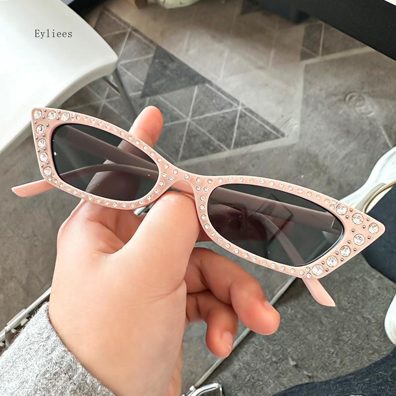 Солнцезащитные очки кошачий глаз женские для улицы, для шопинга, жемчужные, для вождения, очки, ретро, бриллиантовые, овальные солнцезащитные очки-шейды
Солнцезащитные очки кошачий глаз женские для улицы, для шопинга, жемчужные, для вождения, очки, ретро, бриллиантовые, овальные солнцезащитные очки-шейды