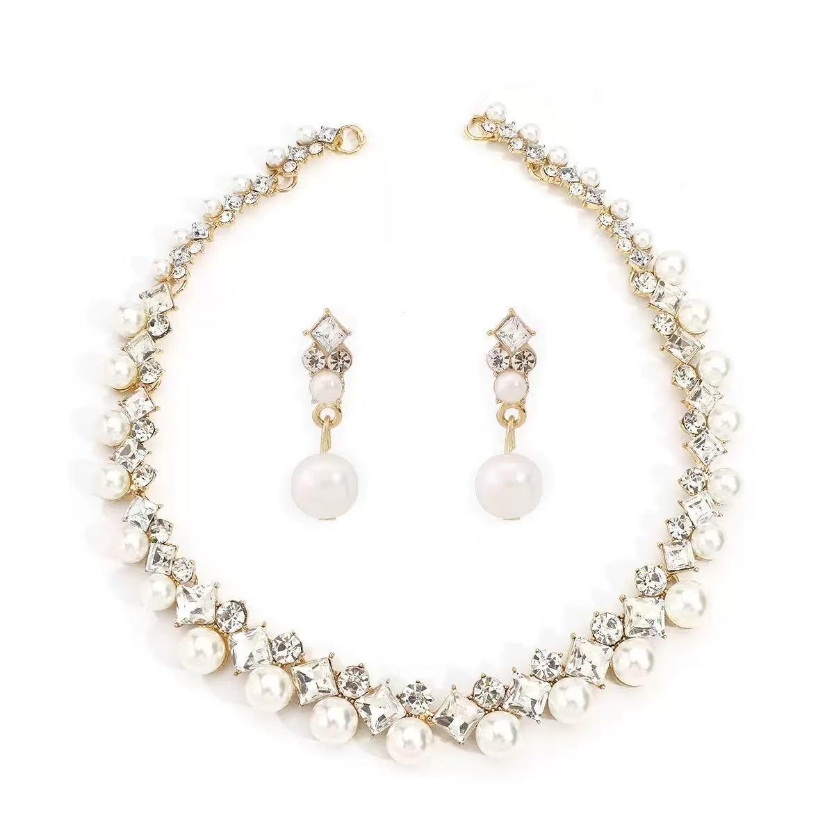 Stylish and Minimalist Necklace and Earring Set for Women Offering Understated Luxury and Versatile Appeal. Perfect for Dresses and Weddings золотий
Stylish and Minimalist Necklace and Earring Set for Women Offering Understated Luxury and Versatile Appeal. Perfect for Dresses and Weddings золотий