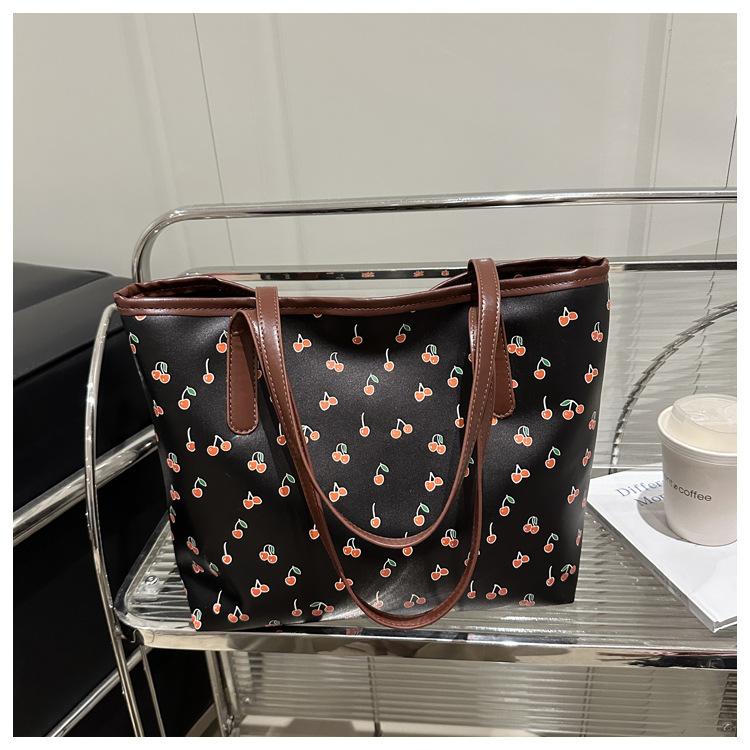 Модный дизайн, милый вишневый принт, новая большая вместимость, трендовая личность, я портативная сумка-тоут женская белый
Модный дизайн, милый вишневый принт, новая большая вместимость, трендовая личность, я портативная сумка-тоут женская белый