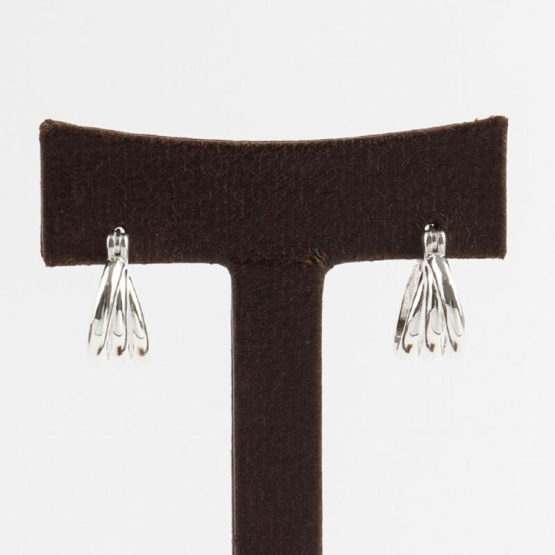 Layered earrings ring-shaped gold and silver one-touch rose gold
Layered earrings ring-shaped gold and silver one-touch rose gold