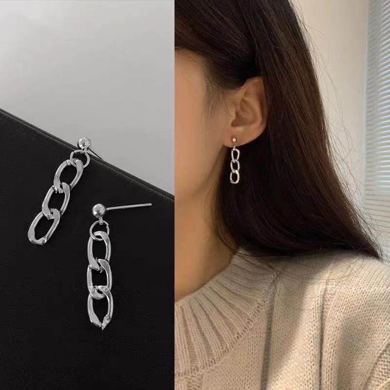 Trendy Simple And Versatile Small Chain Stud Earrings Female Korean Temperament Retro Hong Kong Style Earrings Earrings
Trendy Simple And Versatile Small Chain Stud Earrings Female Korean Temperament Retro Hong Kong Style Earrings Earrings