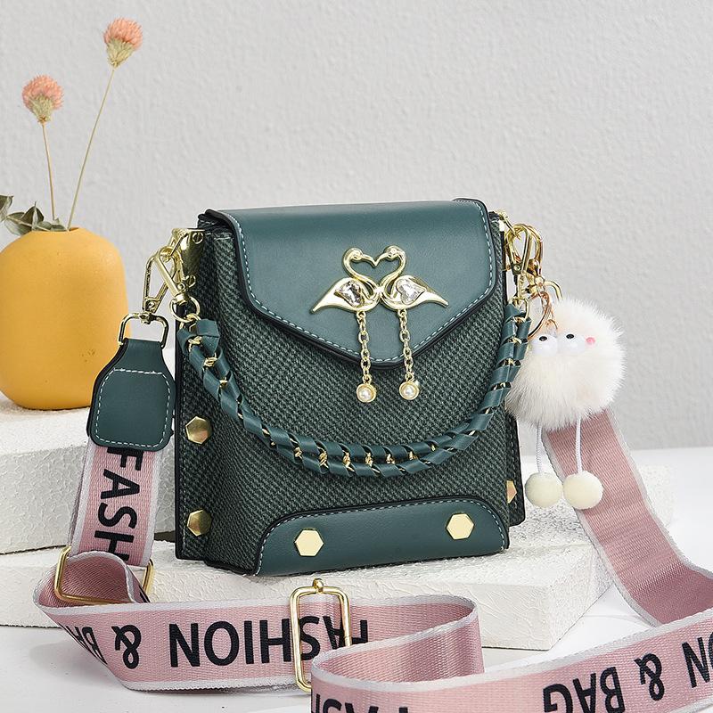 Summer versatile texture women s messenger bag light women s bag bag women s 2025 new trendy shoulder bag soft leather bag чёрный
Summer versatile texture women s messenger bag light women s bag bag women s 2025 new trendy shoulder bag soft leather bag чёрный