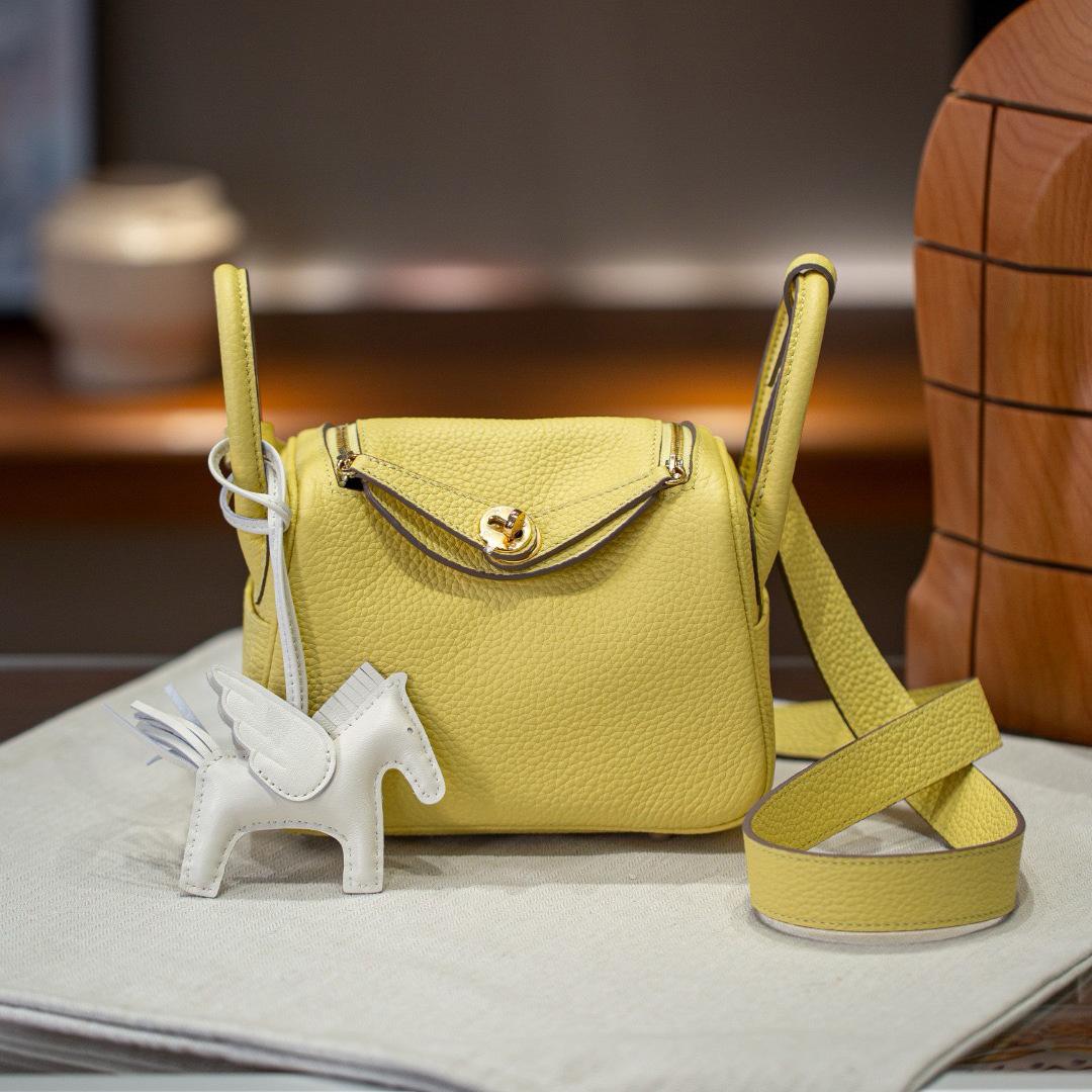 TC top layer cowhide bag doctor bag versatile one shoulder crossbody leather hand pillow bag mini small bag cross-border 19x9x12.5cm
TC top layer cowhide bag doctor bag versatile one shoulder crossbody leather hand pillow bag mini small bag cross-border 19x9x12.5cm