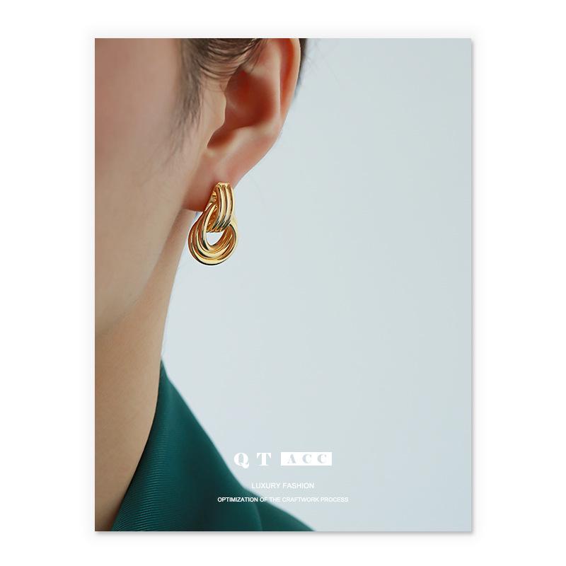 18k Gold Plated Bohemian European Round Earrings: Trendy, Versatile, and Stylish Studs.
18k Gold Plated Bohemian European Round Earrings: Trendy, Versatile, and Stylish Studs.