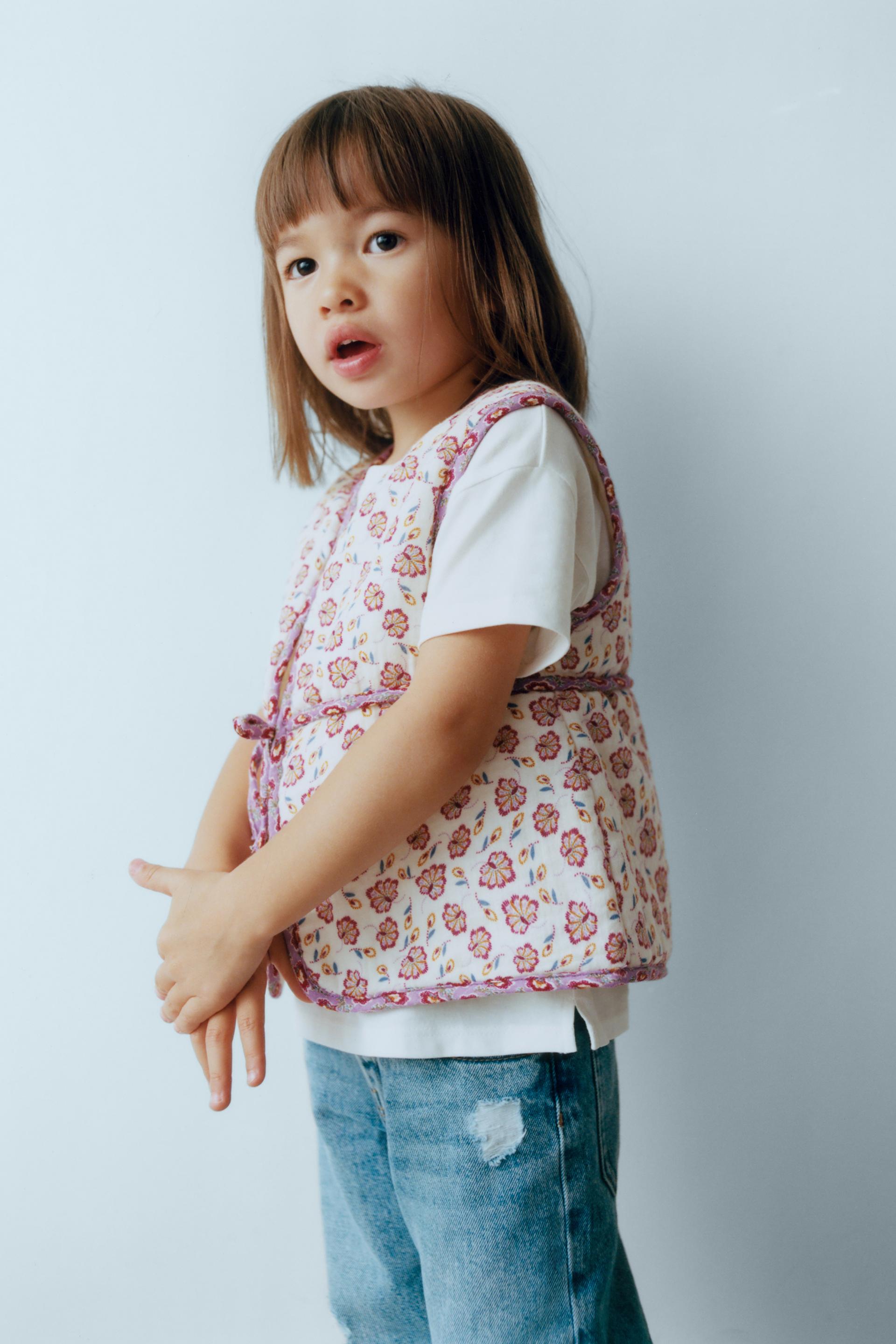 СТЕГАНЫЙ ЖИЛЕТ С ЦВЕТОЧНЫМ ЦВЕТОМ
СТЕГАНЫЙ ЖИЛЕТ С ЦВЕТОЧНЫМ ЦВЕТОМ