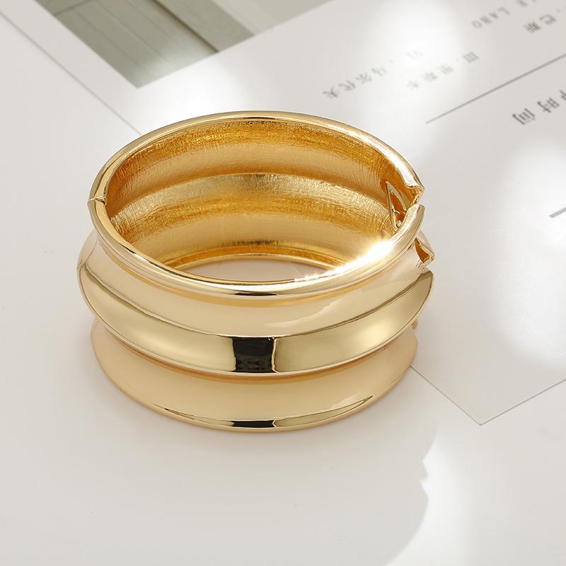 Glossy Zinc Alloy Exaggerated Style Bangle for Women - Classic European & American Fashion Jewelry
Glossy Zinc Alloy Exaggerated Style Bangle for Women - Classic European & American Fashion Jewelry