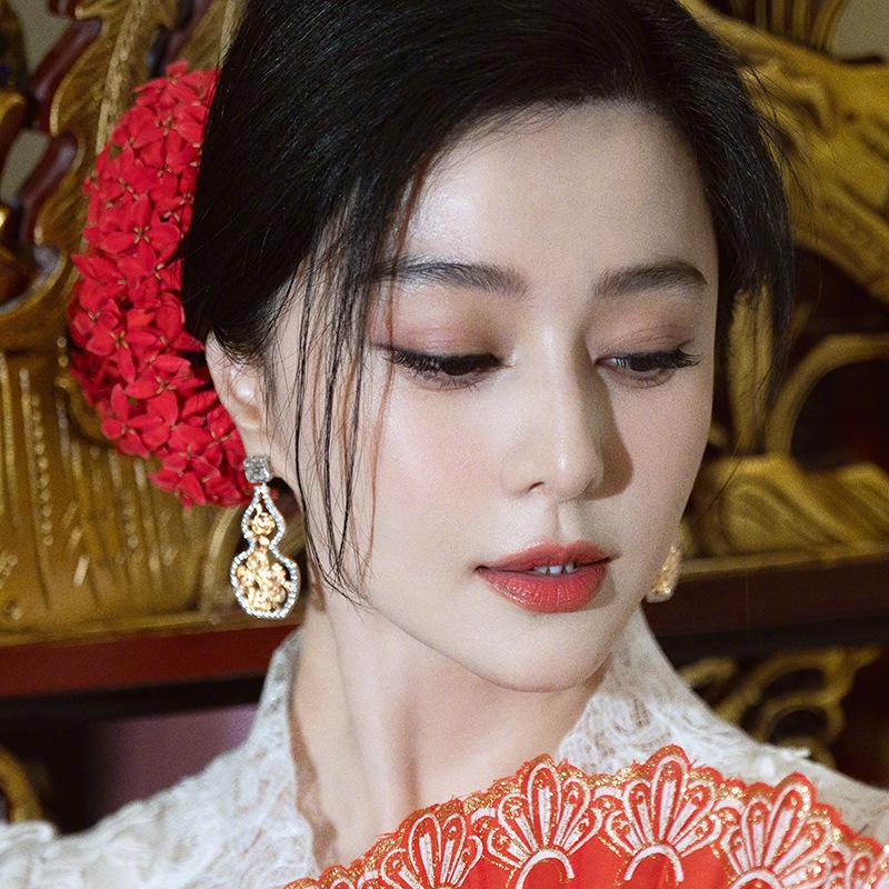 Zircon gourd hollow flower earrings light luxury high-end temperament stud earrings niche design earrings
Zircon gourd hollow flower earrings light luxury high-end temperament stud earrings niche design earrings
