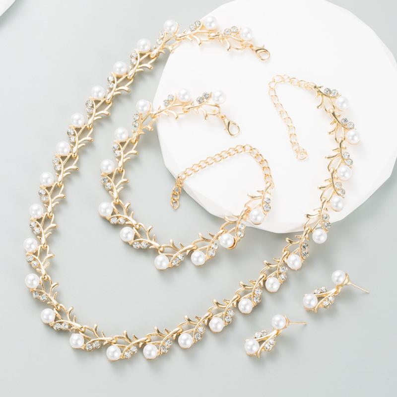 Classic Imitation Pearl Necklace Earring Bracelet for Women Kpop Fashion Gold Color Zircon Wedding Zircon Sets Bride Accesories золотой
Classic Imitation Pearl Necklace Earring Bracelet for Women Kpop Fashion Gold Color Zircon Wedding Zircon Sets Bride Accesories золотой