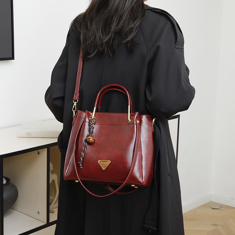 2025 new fashion tote bag women s daily commuting versatile portable shoulder messenger bag 26*11*23 чорний
2025 new fashion tote bag women s daily commuting versatile portable shoulder messenger bag 26*11*23 чорний