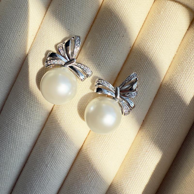 Vintage Bowknot Pearl Stud Earrings with S999 Silver Needle and Micro-Paved Zircon - Elegant Light Luxury Chinese Style for Women.
Vintage Bowknot Pearl Stud Earrings with S999 Silver Needle and Micro-Paved Zircon - Elegant Light Luxury Chinese Style for Women.