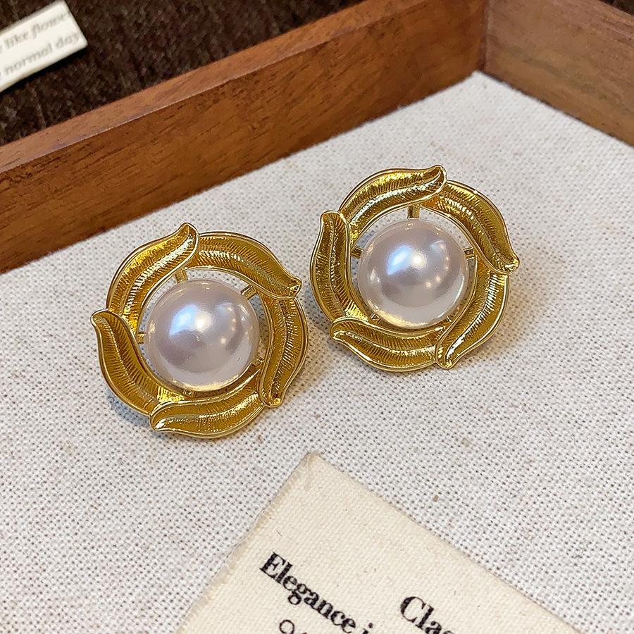 Silver needle tiger s eye stone pearl simple fashion earrings Maillard retro temperament earrings light luxury high-end earrings women
Silver needle tiger s eye stone pearl simple fashion earrings Maillard retro temperament earrings light luxury high-end earrings women