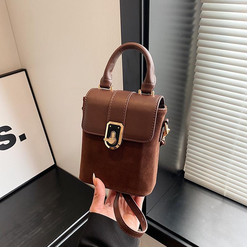 Сумка жіноча 2024 нова трендова модна висококласна матова ретро сумка-месенджер нішевий дизайн портативна маленька квадратна сумка
Сумка жіноча 2024 нова трендова модна висококласна матова ретро сумка-месенджер нішевий дизайн портативна маленька квадратна сумка