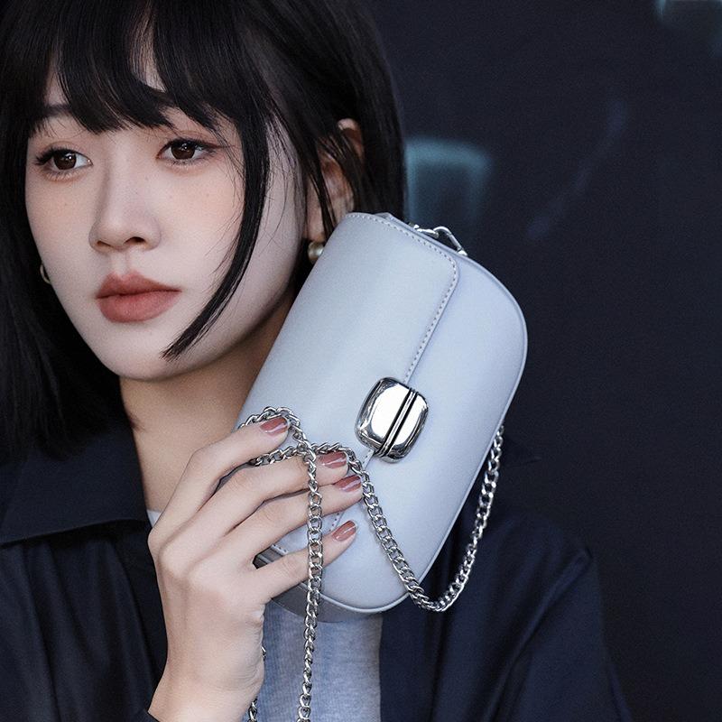 Модная женская сумка Маленькая квадратная сумка Популярная женская сумка из натуральной кожи Сумка через плечо Женская сумка через плечо с цепочкой серый
Модная женская сумка Маленькая квадратная сумка Популярная женская сумка из натуральной кожи Сумка через плечо Женская сумка через плечо с цепочкой серый