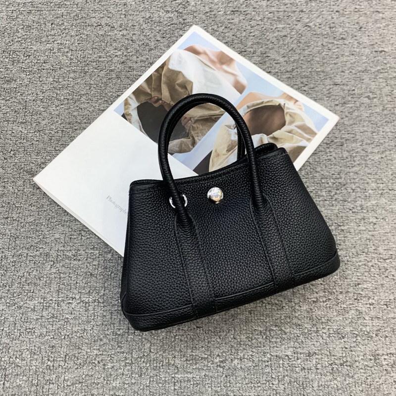 2025 Новая женская сумка из натуральной кожи Head Layer Leather Canvas 20 см Мини-сумка для сада Ручная сумка через плечо Cross Border 20x10x12cm чёрный
2025 Новая женская сумка из натуральной кожи Head Layer Leather Canvas 20 см Мини-сумка для сада Ручная сумка через плечо Cross Border 20x10x12cm чёрный
