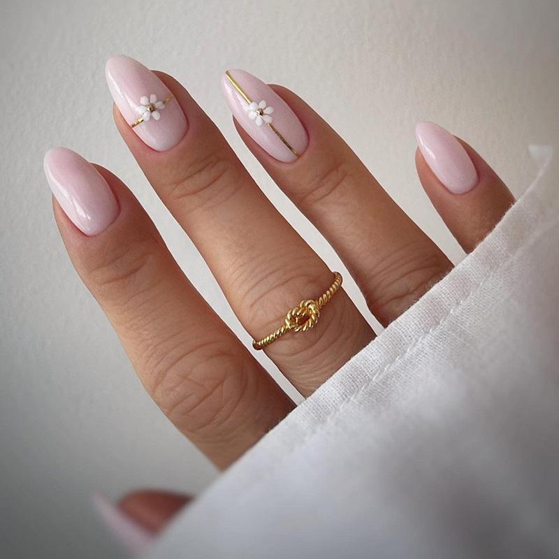 White Floral Short Wearable Nail Patches - Simple and Sweet Removable Nail Art Glue Type
White Floral Short Wearable Nail Patches - Simple and Sweet Removable Nail Art Glue Type