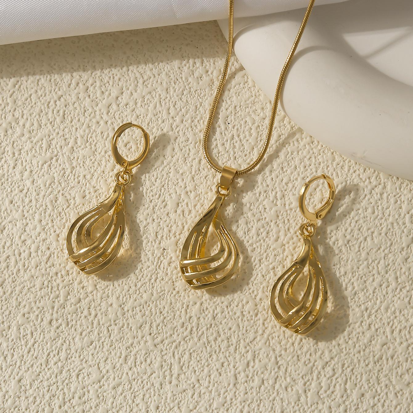 Hot-selling hollow geometric creative design earrings + necklace jewelry set, elegant
Hot-selling hollow geometric creative design earrings + necklace jewelry set, elegant