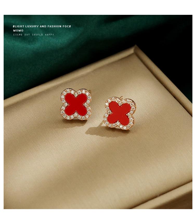 Универсальные серьги-пусеты в виде четырехлистного клевера с бриллиантами - Корейский стиль, высококачественная бижутерия из перламутра для женщин
Универсальные серьги-пусеты в виде четырехлистного клевера с бриллиантами - Корейский стиль, высококачественная бижутерия из перламутра для женщин