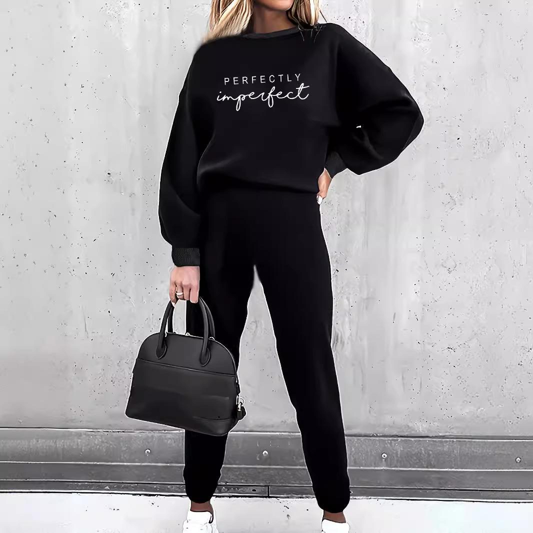 Модный и повседневный комплект из двух предметов с принтом в спортивном стиле S
Модный и повседневный комплект из двух предметов с принтом в спортивном стиле S