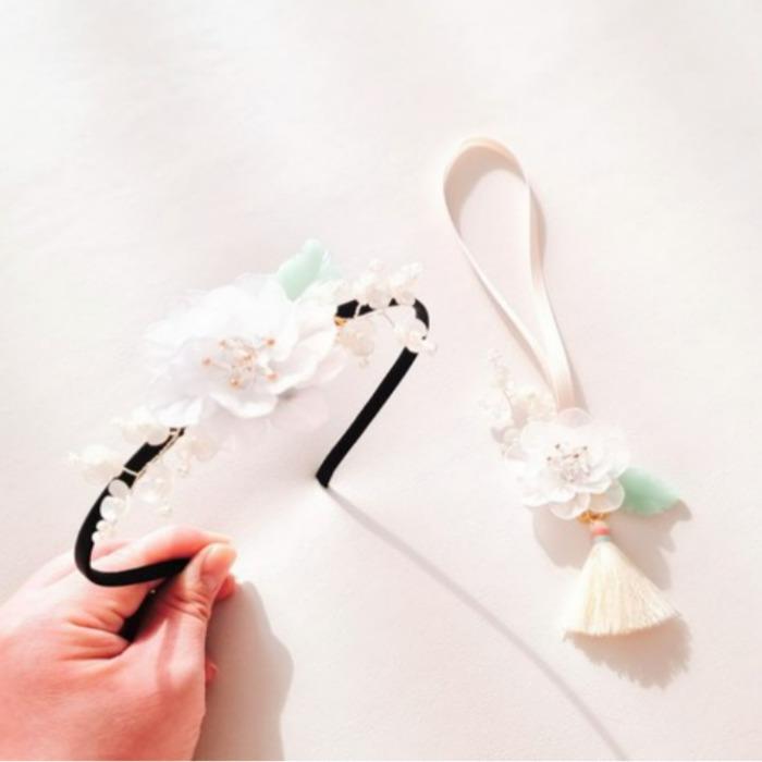 White Plum Blossom Hanbok Headband + Plum Blossom Norigae Set (Headband 1EA + Norigae 1EA Set) Headband 1EA + Norigae 1EA Set
White Plum Blossom Hanbok Headband + Plum Blossom Norigae Set (Headband 1EA + Norigae 1EA Set) Headband 1EA + Norigae 1EA Set