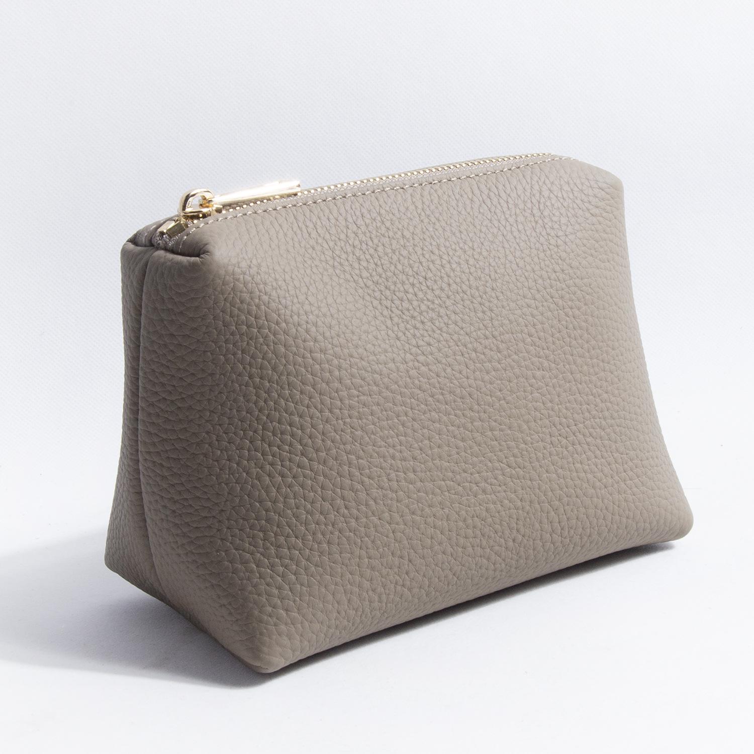 Косметичка и несессер из коровьей кожи с зернистой текстурой личи для хранения помады и косметики серый
Косметичка и несессер из коровьей кожи с зернистой текстурой личи для хранения помады и косметики серый