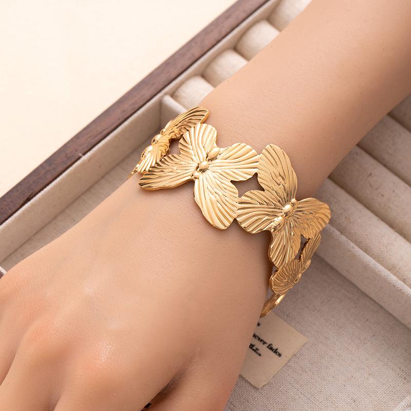 The Cold Metal Spliced Flower Open Bracelet Shell Bracelet Exudes A Sense of Luxury L415-7
The Cold Metal Spliced Flower Open Bracelet Shell Bracelet Exudes A Sense of Luxury L415-7