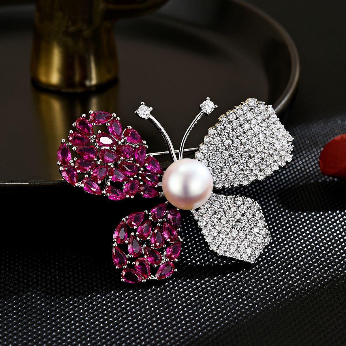 Women s Light Luxury Design Elegant Inlaid Zircon Imitation Pearl Butterfly Brooch Fashionable Versatile Niche Design Brooch
Women s Light Luxury Design Elegant Inlaid Zircon Imitation Pearl Butterfly Brooch Fashionable Versatile Niche Design Brooch