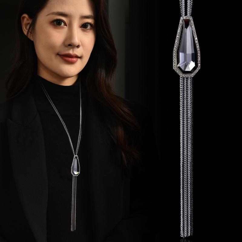 Black Crystal Pendant Necklace: European & American Style Versatile Jewelry for Women, Perfect for Autumn & Winter Outfits
Black Crystal Pendant Necklace: European & American Style Versatile Jewelry for Women, Perfect for Autumn & Winter Outfits
