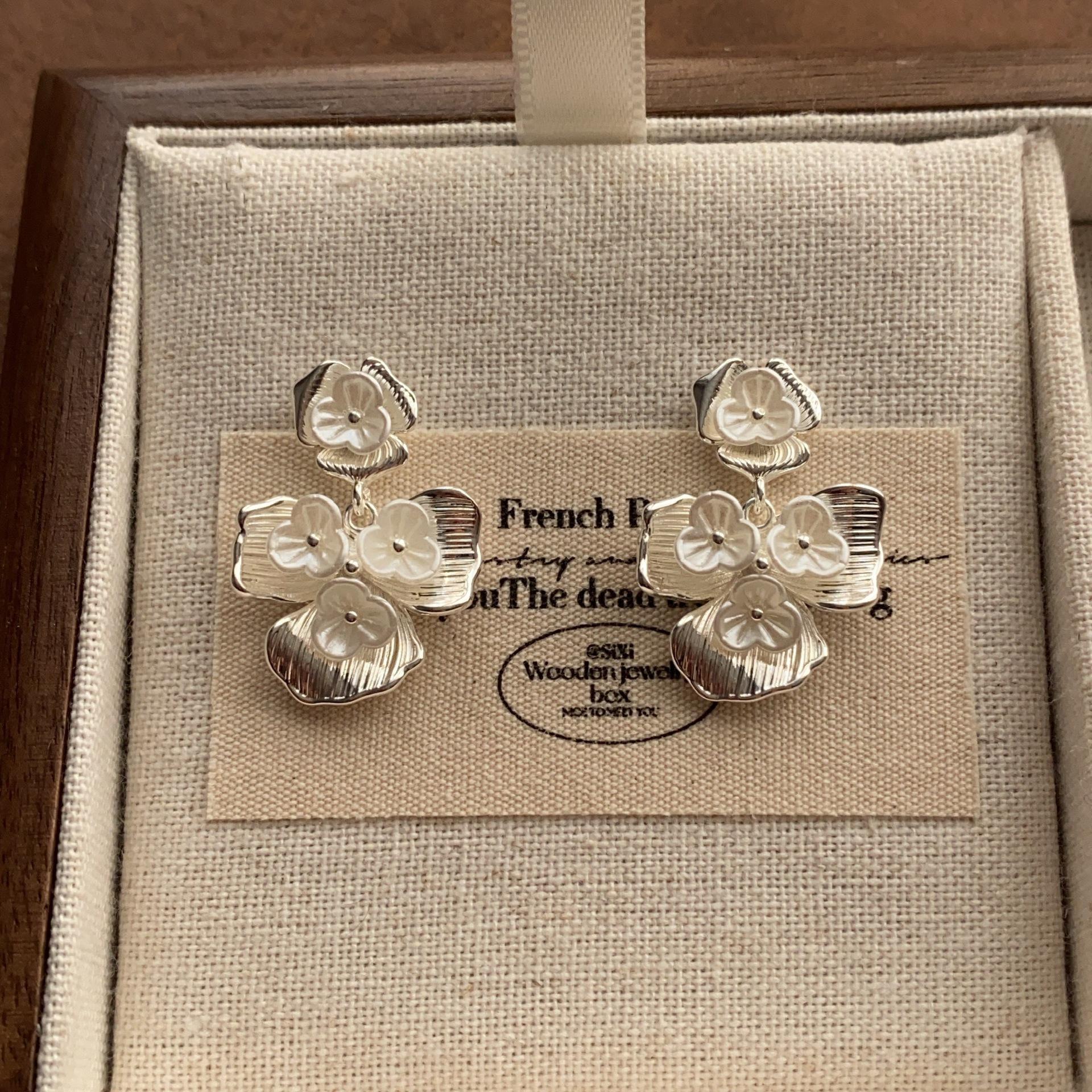 Ancient inheritance Fritillary petal stud earrings metal brushed craft earrings romantic high-end fashion daily commuter earrings
Ancient inheritance Fritillary petal stud earrings metal brushed craft earrings romantic high-end fashion daily commuter earrings