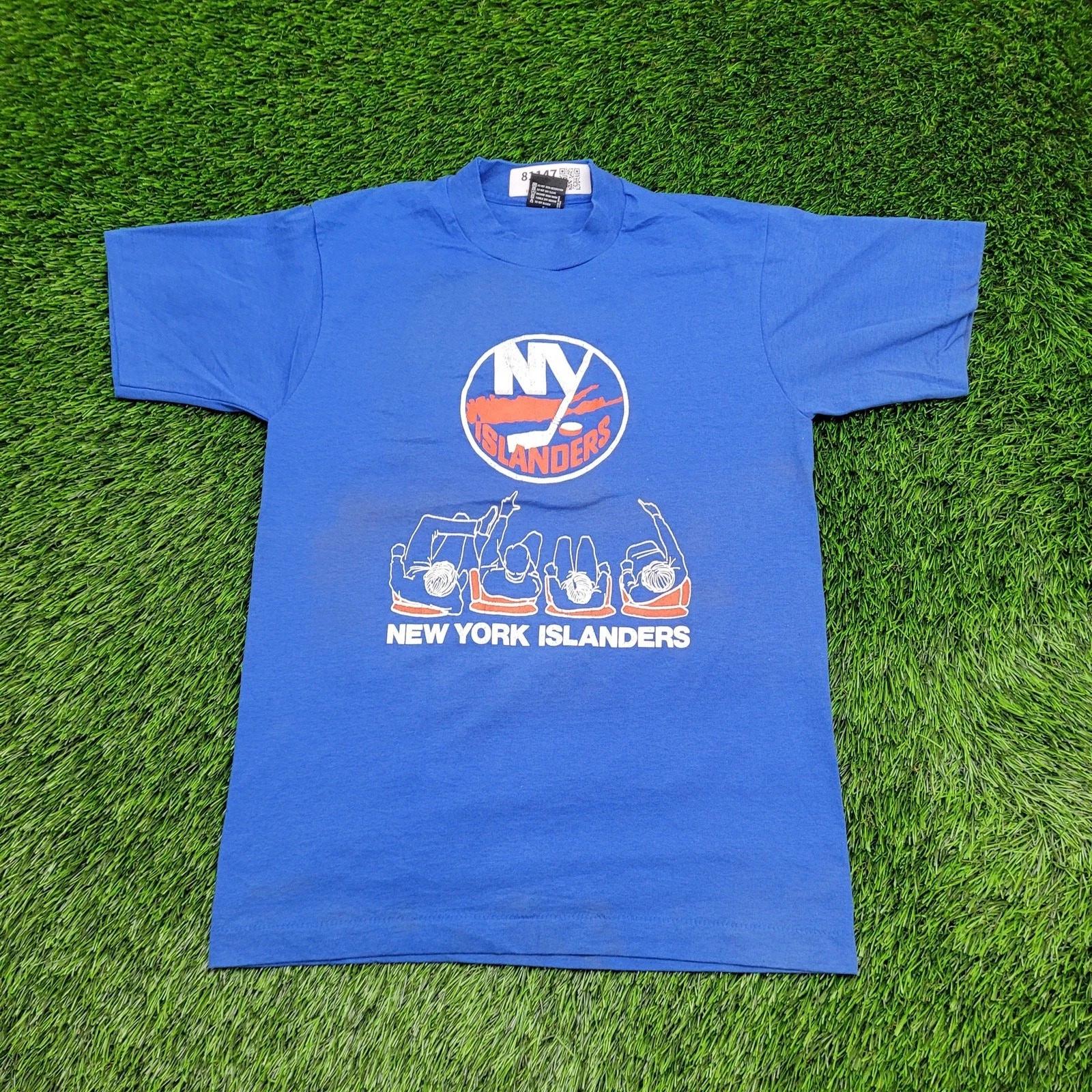 Vintage 90s New-York Islanders Hockey Shirt S/M 18x25 Blue 4XL
Vintage 90s New-York Islanders Hockey Shirt S/M 18x25 Blue 4XL