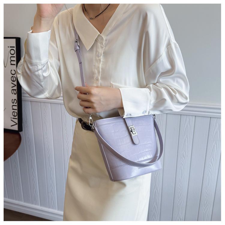 Hand bag women s 2025 spring new fashion shoulder messenger bag versatile portable bucket bag
Hand bag women s 2025 spring new fashion shoulder messenger bag versatile portable bucket bag