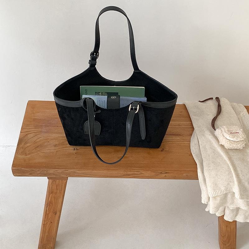 2025 Autumn Fashionable Tote Bags Large Capacity Suede Shoulder Bags Vintage Commuter Travel Handbags Ladies Underarm Bag 21-12-28 cm чёрный
2025 Autumn Fashionable Tote Bags Large Capacity Suede Shoulder Bags Vintage Commuter Travel Handbags Ladies Underarm Bag 21-12-28 cm чёрный