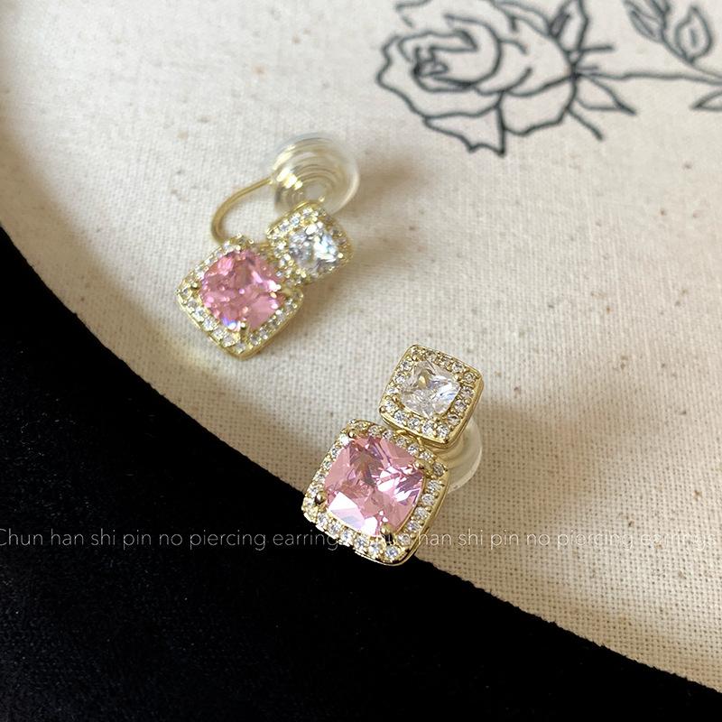 Square without ear holes, mosquito coil disc, ear clips, temperament flash zirconium stud earrings, personalized earrings,exquisite high-end earrings.
Square without ear holes, mosquito coil disc, ear clips, temperament flash zirconium stud earrings, personalized earrings,exquisite high-end earrings.