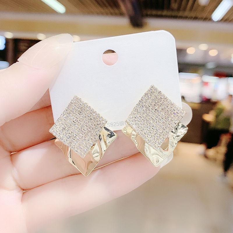 New Fashionable Diamond Earrings with Superb Charm, Unique Simplicity, and Internet Celebrity Earrings
New Fashionable Diamond Earrings with Superb Charm, Unique Simplicity, and Internet Celebrity Earrings